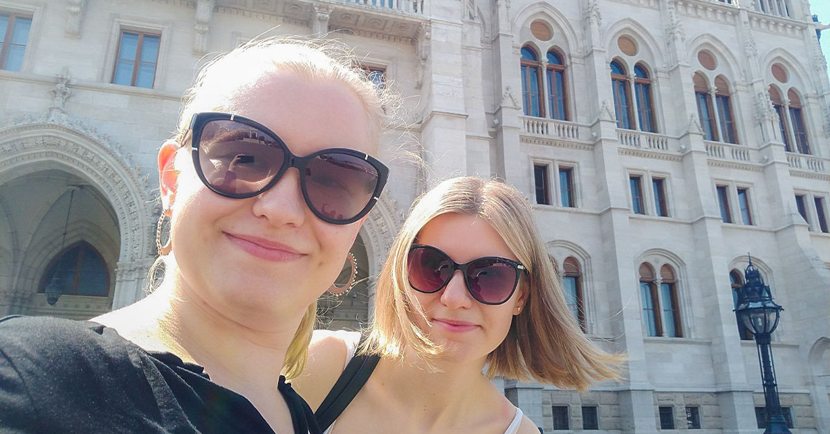 Meditalaiset Aino ja Heidi kiertelemässä Budapestiä 2022 Youth Meetingin aikaan