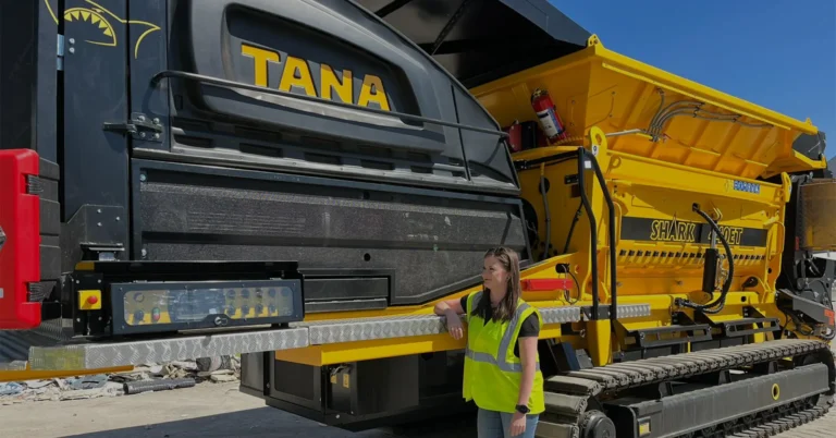 Tana Oy valmistaa jätteenkäsittelyn koneita. Kuvassa markkinointijohtaja Kirsi Ahonen.
