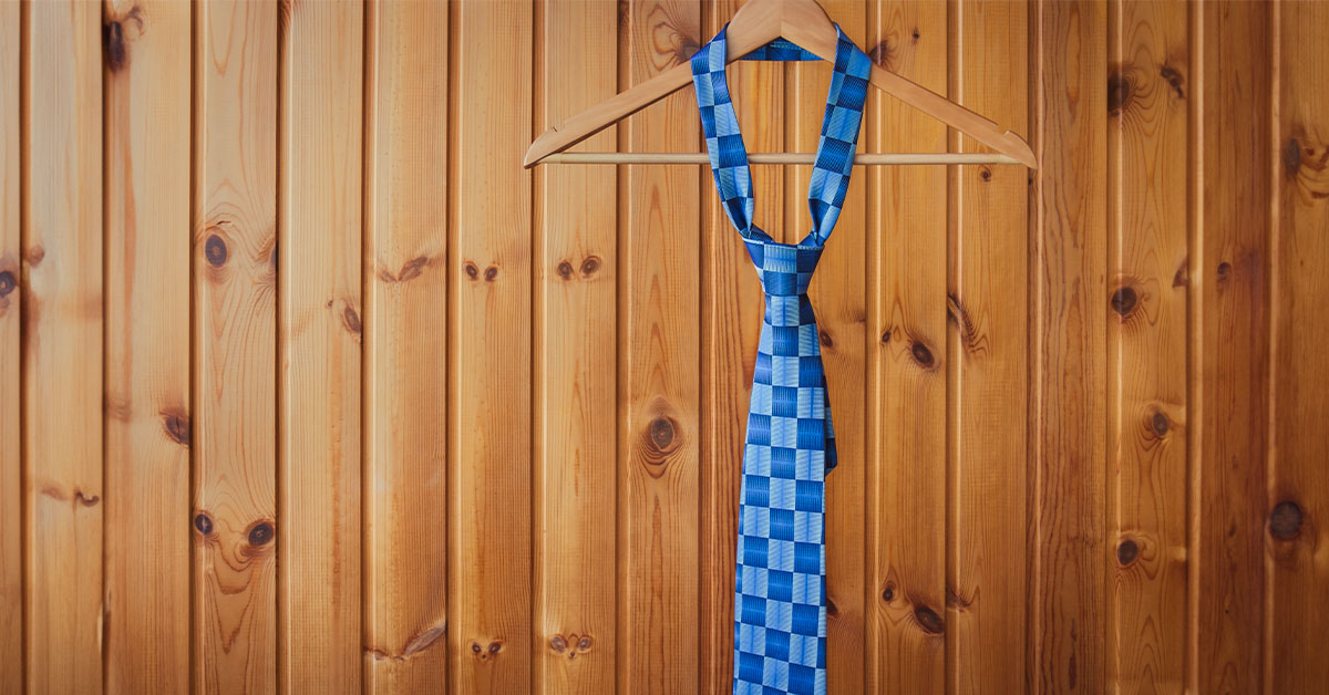 Kravatti, tai ainakin turha pönötys, jätetään kotiin matalahierarkkisessa organisaatiossa. 