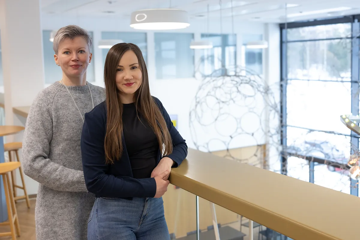 Kuopion Energian viestintäpäällikkö Maarit Antikainen ja markkinointiassistentti Jenna Naapanki