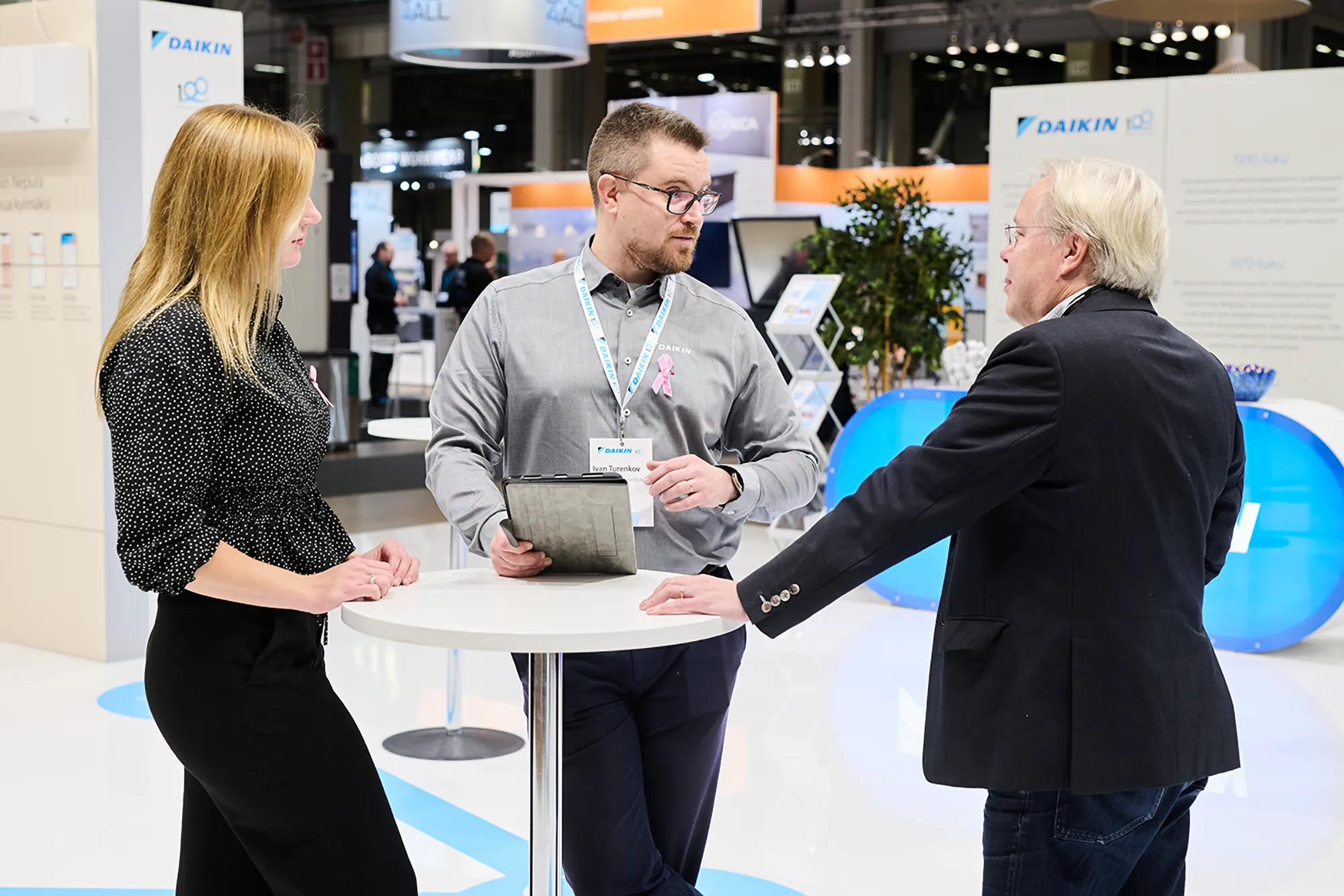 Daikin oli mukana Finnbuild 2024-messuilla. Kuvassa Daikinin markkinointijohtaja Ida, aluemyyntivastaava Ivan sekä Meditan Mika