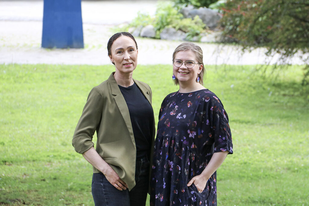 Jyväskylän yliopiston avoimen yliopiston Reetta Mikkola (vas.) ja Anni Karhunen yhteiskuvassa Seminaarimäen puistossa